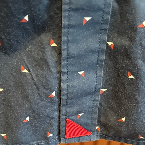 UNTUCKit men’s short sleeve button front shirt. Sharp Navy Blue with Red Pattern - Picture 3 of 7